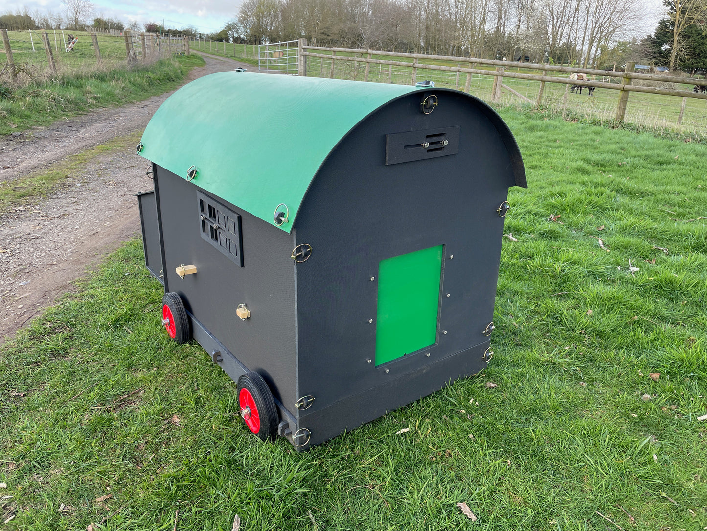 Shepherds Hut Chicken Coop - Large (up to 8 chickens)