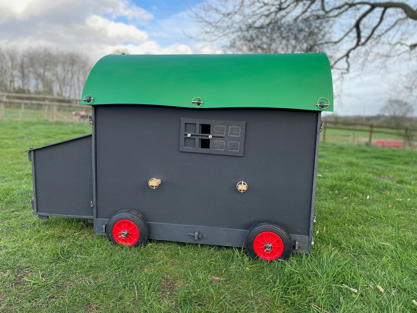 Shepherds Hut Chicken Coop - Large (up to 8 chickens)