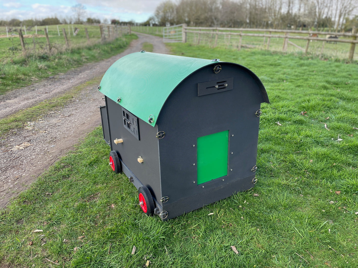 Shepherds Hut Chicken Coop - Large (up to 8 chickens)