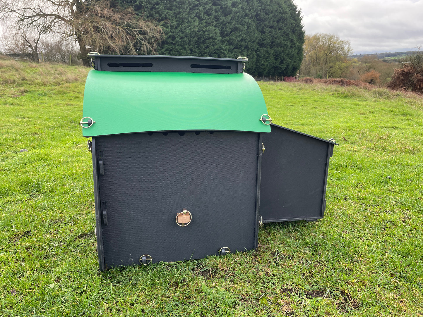 Retro Radio Chicken Coop - Auto-Door (up to 5 chickens)